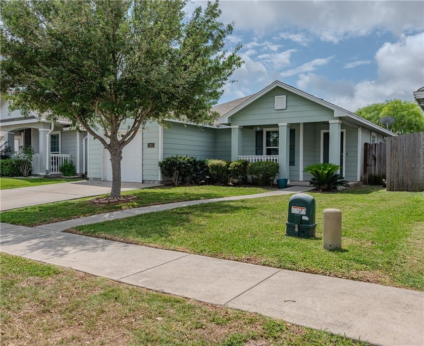 Charming and well-maintained home featuring an inviting - photo 2
