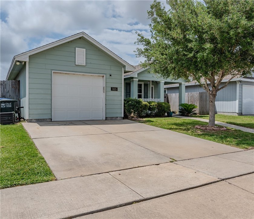 Charming and well-maintained home featuring an inviting - photo 3