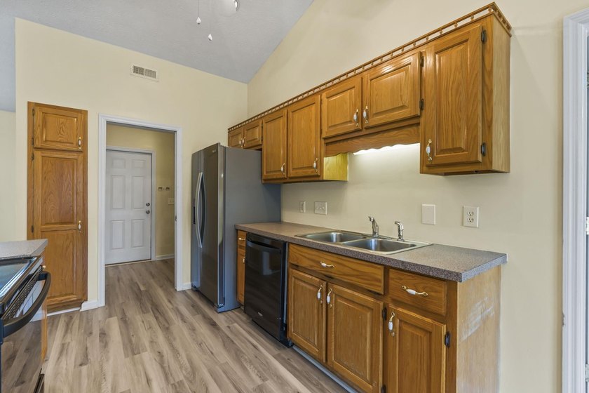 Don't miss this 3-bedroom, 2.5-bath home in Castlewood situated - photo 15