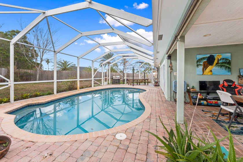 Explore this 4 Bed, 2 Bath pool home offering 1,800 sq ft under - photo 18