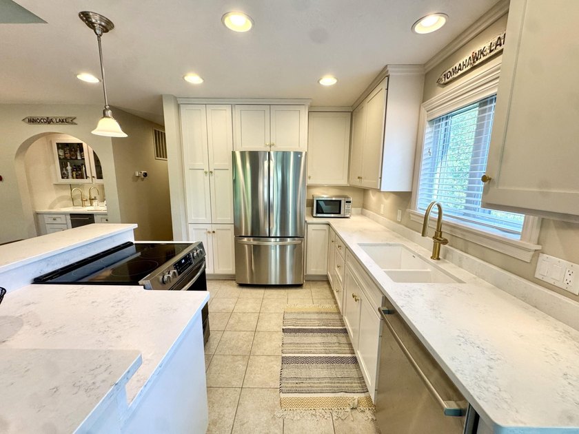 Experience exceptional Northwoods lakefront living with this - photo 19