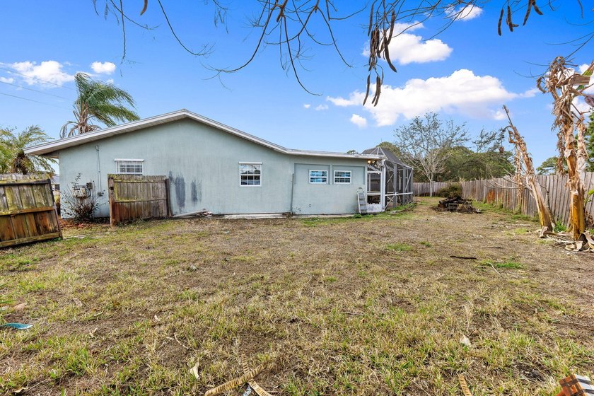 Explore this 4 Bed, 2 Bath pool home offering 1,800 sq ft under - photo 36