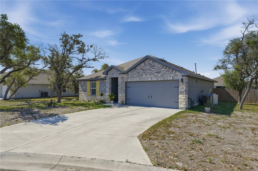 Charming 3-bed, 2-bath brick/rock home in the desirable Kokomo - photo 2