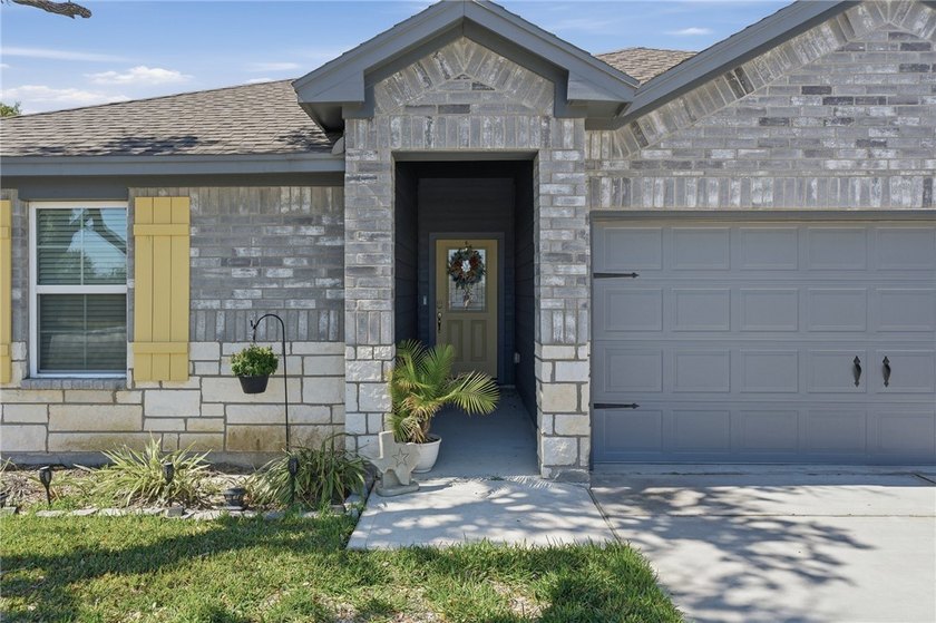 Charming 3-bed, 2-bath brick/rock home in the desirable Kokomo - photo 3