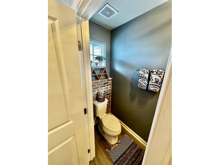 Welcome to this beautifully FHA/VA approved upgraded townhome - photo 12