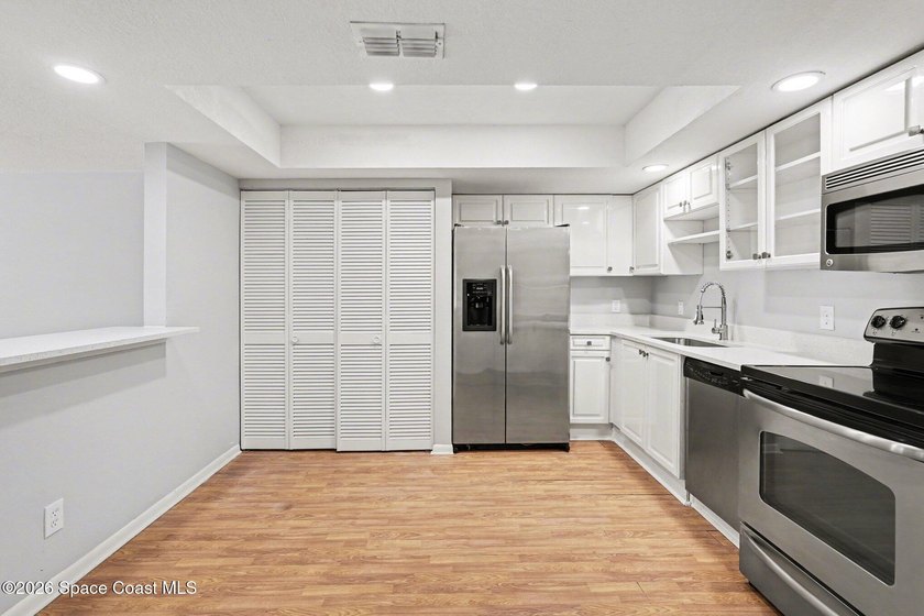 Beautiful 2-bedroom end-unit condo located in a desirable - photo 3