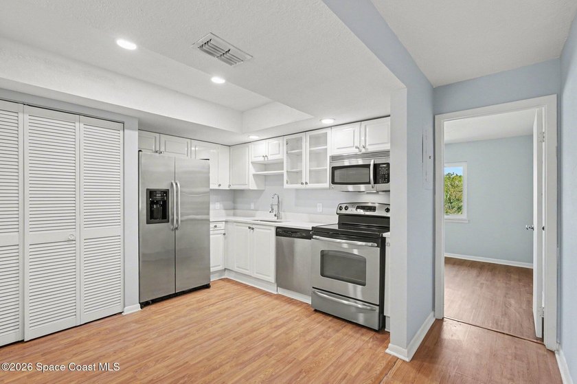 Beautiful 2-bedroom end-unit condo located in a desirable - photo 4