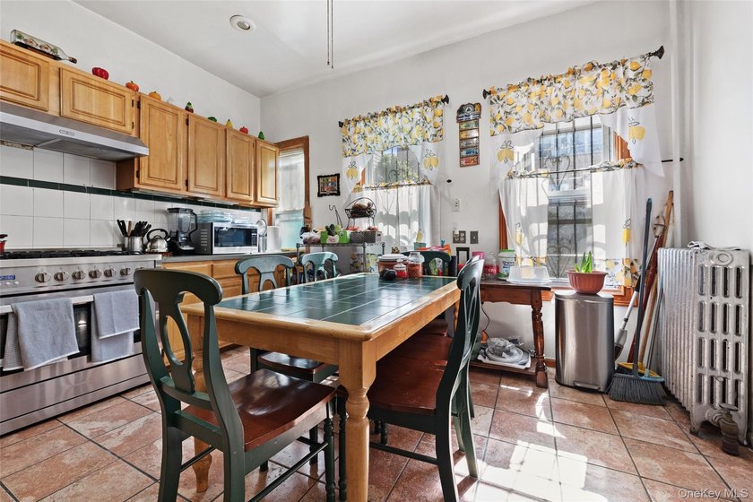 Spacious and inviting, this 5-bedroom, 3-bathroom home in the - photo 2