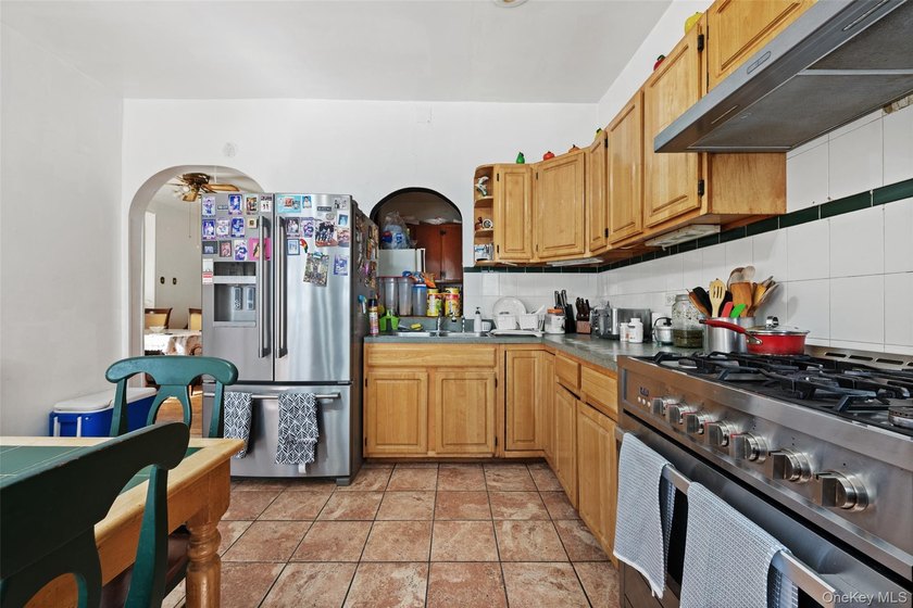 Spacious and inviting, this 5-bedroom, 3-bathroom home in the - photo 3