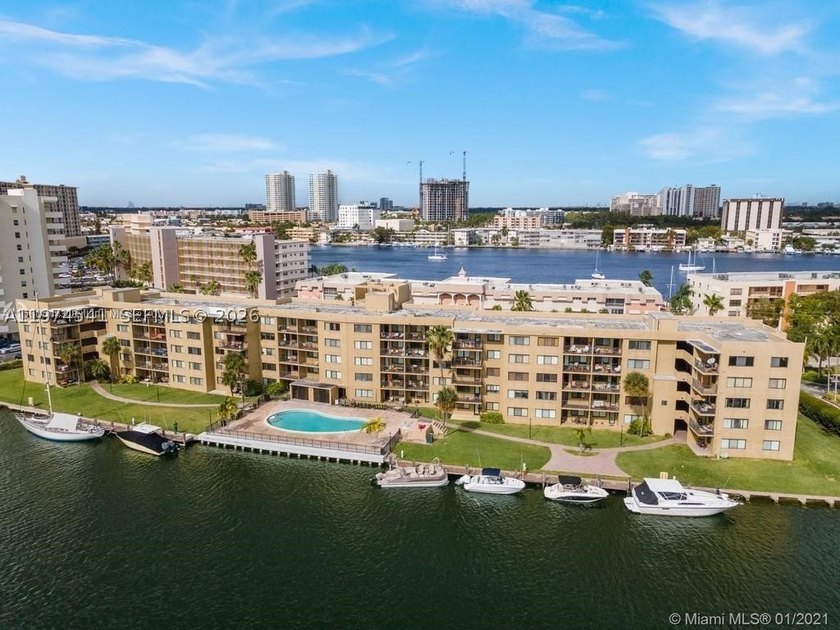 Welcome to this beautifully located residence in the heart of - photo 3