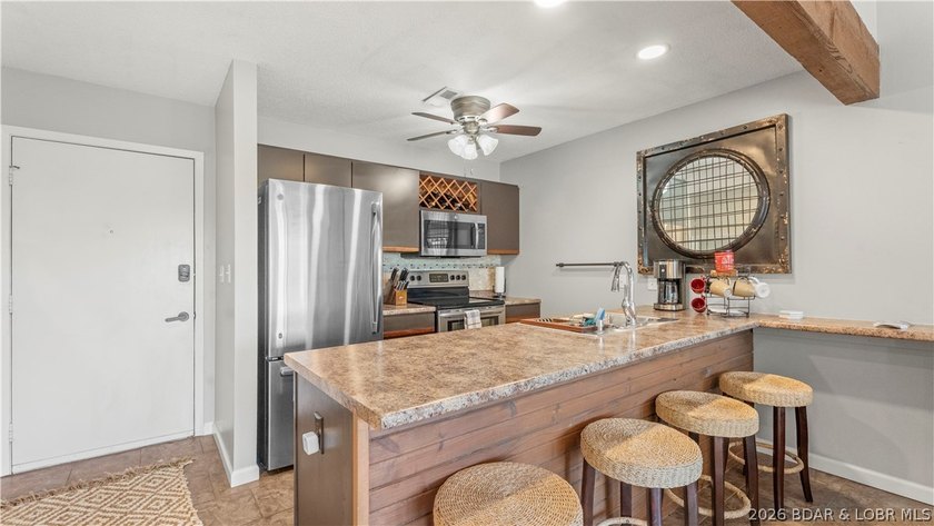 Enjoy lake living with comfort, convenience, and investment - photo 19