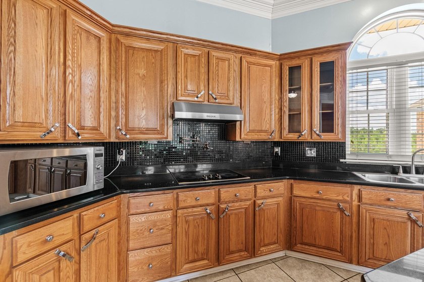 Exceptional custom home built circa 2007, offering 5 bedrooms, 5 - photo 21