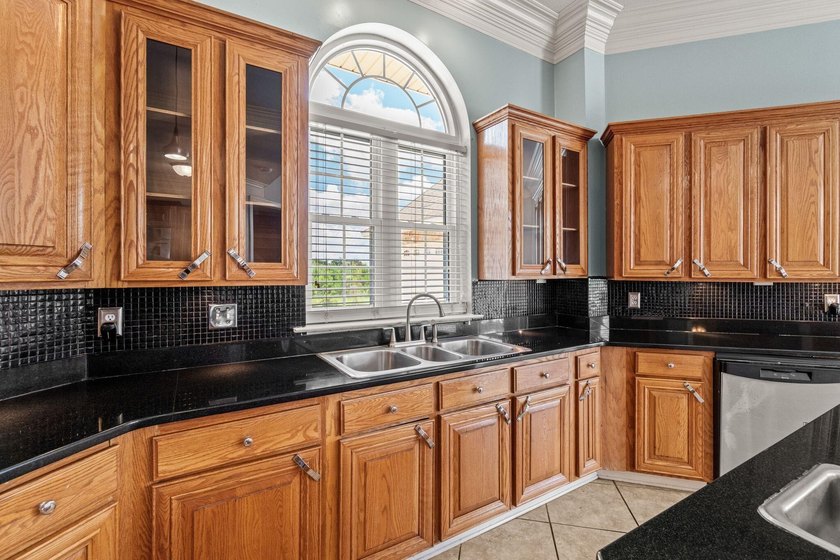 Exceptional custom home built circa 2007, offering 5 bedrooms, 5 - photo 22