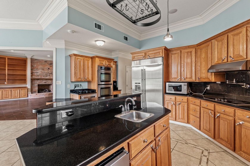 Exceptional custom home built circa 2007, offering 5 bedrooms, 5 - photo 24