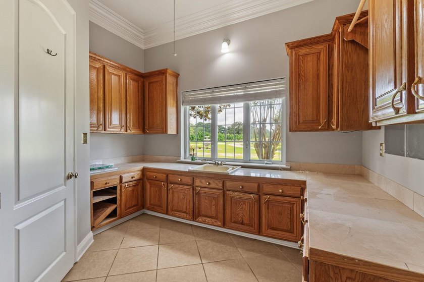 Exceptional custom home built circa 2007, offering 5 bedrooms, 5 - photo 28