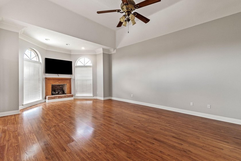 Exceptional custom home built circa 2007, offering 5 bedrooms, 5 - photo 30