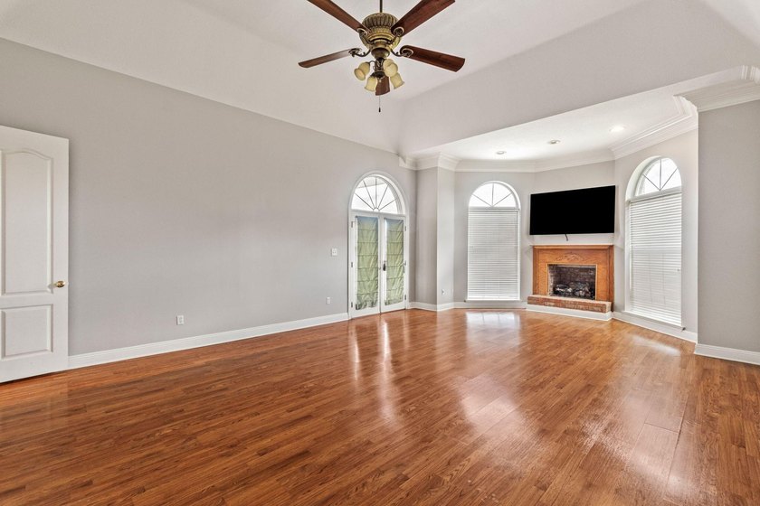 Exceptional custom home built circa 2007, offering 5 bedrooms, 5 - photo 31