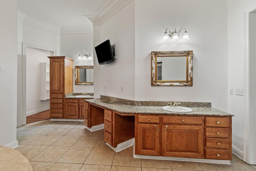 Exceptional custom home built circa 2007, offering 5 bedrooms, 5 - photo 36