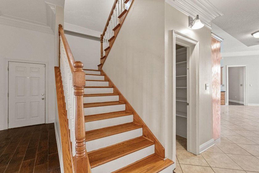 Exceptional custom home built circa 2007, offering 5 bedrooms, 5 - photo 43