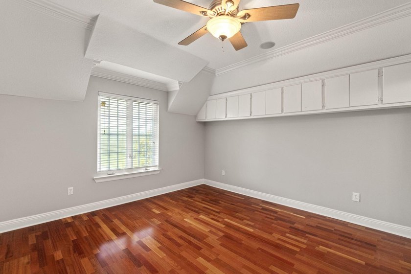 Exceptional custom home built circa 2007, offering 5 bedrooms, 5 - photo 45