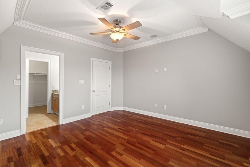 Exceptional custom home built circa 2007, offering 5 bedrooms, 5 - photo 46