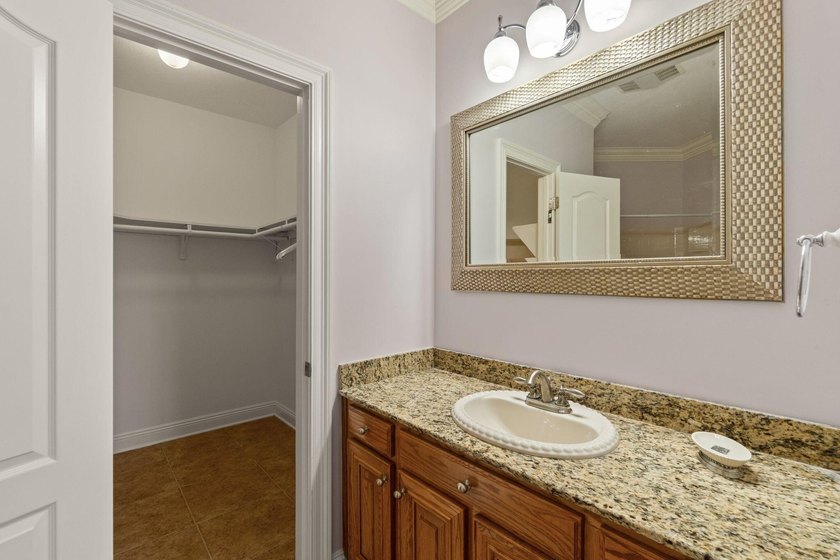 Exceptional custom home built circa 2007, offering 5 bedrooms, 5 - photo 47