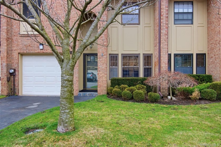 Welcome to this beautifully maintained 3-bedroom, 2.5 bath condo - photo 3