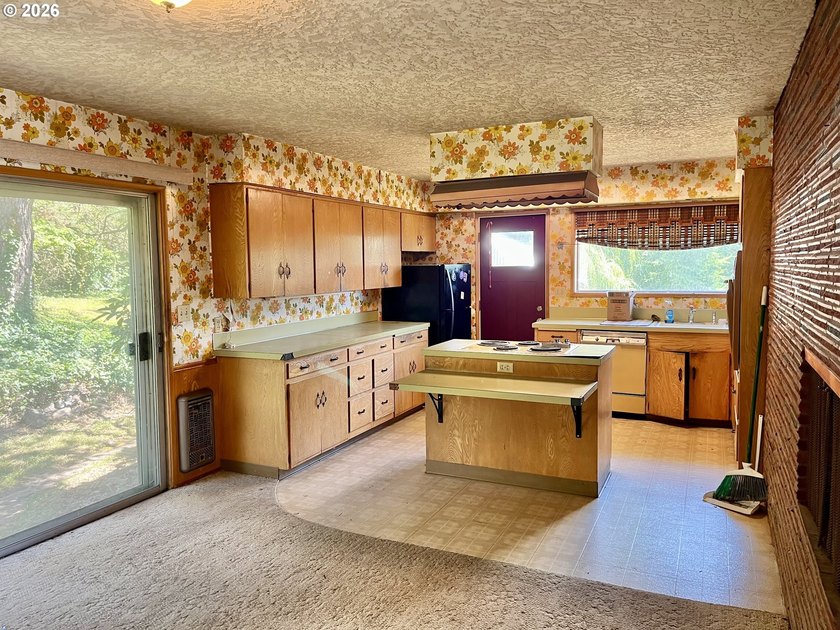Live on top of the world in Camas, Washington. This rare, nearly - photo 27