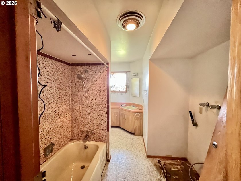 Live on top of the world in Camas, Washington. This rare, nearly - photo 32