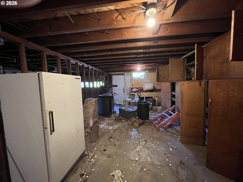 Live on top of the world in Camas, Washington. This rare, nearly - photo 42