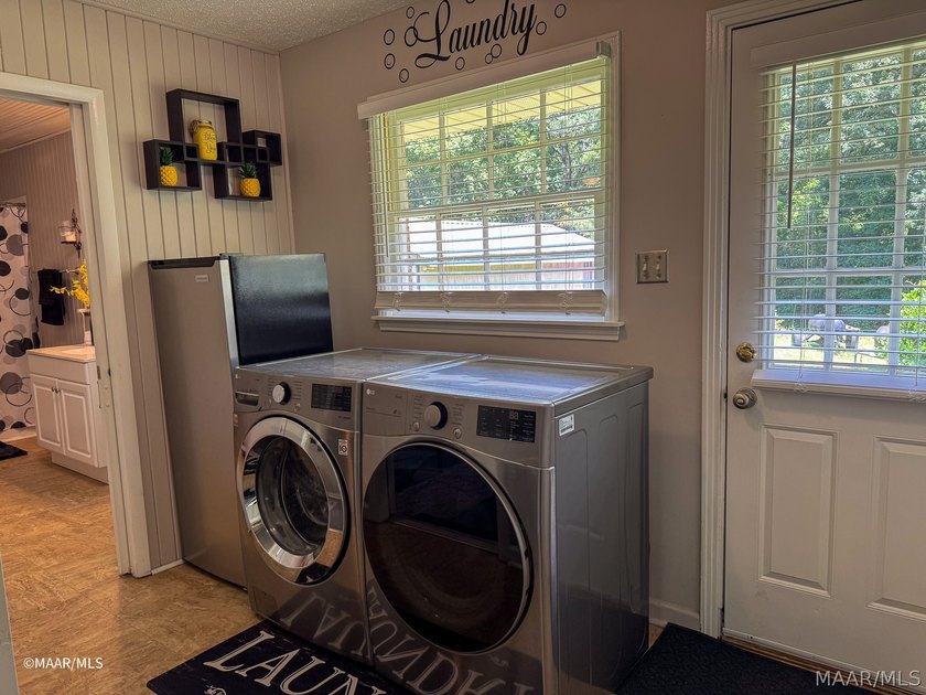 Live your best life in this beautifully appointed home! Roof and - photo 50