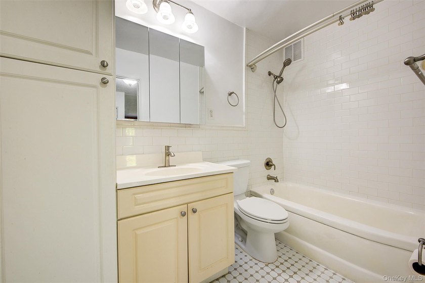 Welcome to Le Havre on the Water! This bright and airy unit has - photo 17