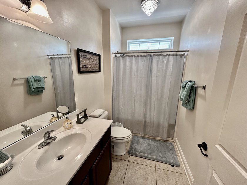 Welcome to this elegant three-bedroom, two-bathroom condominium - photo 11