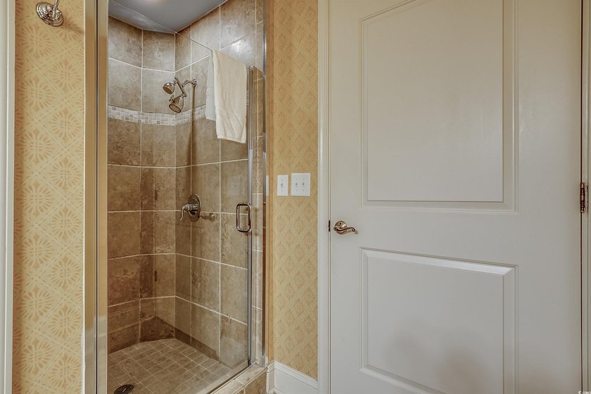 Rare opportunity to own this luxury 2BR/2BA villa in Building 5 - photo 16