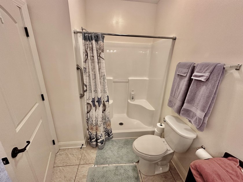 Welcome to this elegant three-bedroom, two-bathroom condominium - photo 16