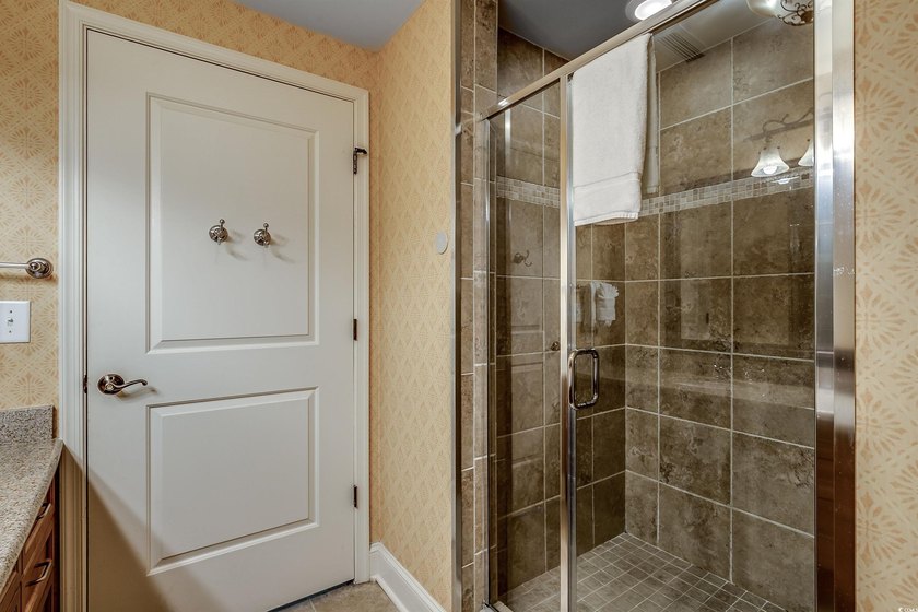 Rare opportunity to own this luxury 2BR/2BA villa in Building 5 - photo 18