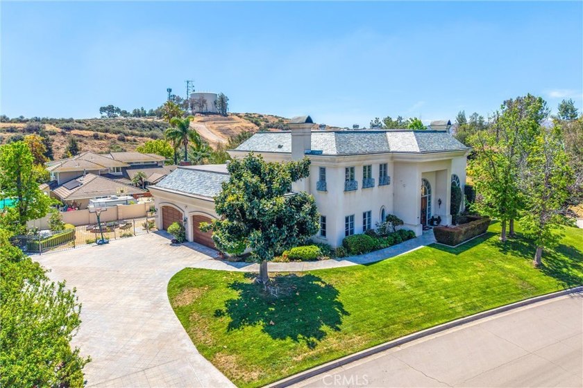Introducing a truly unique, exceptional, and impressive estate - photo 2