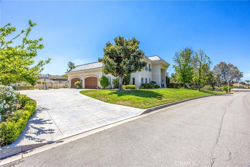 Introducing a truly unique, exceptional, and impressive estate - photo 3