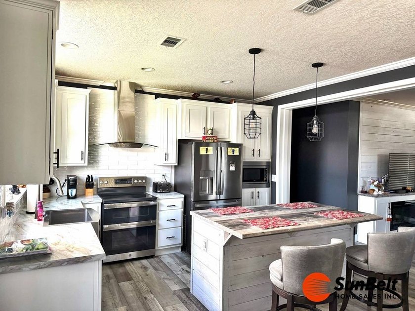 Welcome home to this beautiful 2022 manufactured home located in - photo 5