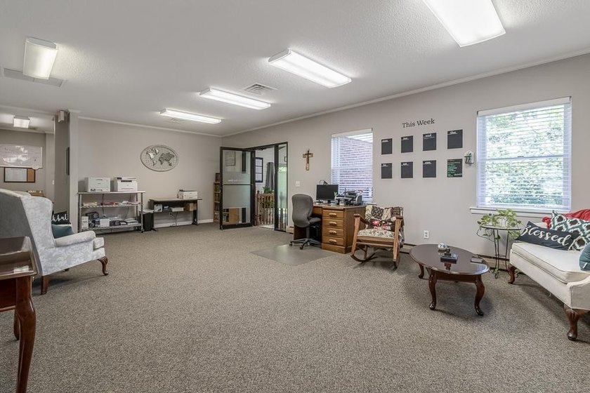 Well-appointed commercial office space offering stunning views - photo 12