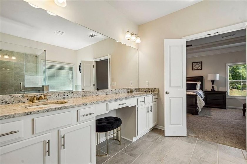 Like-new and impeccably maintained, this stunning 2-year-old - photo 14