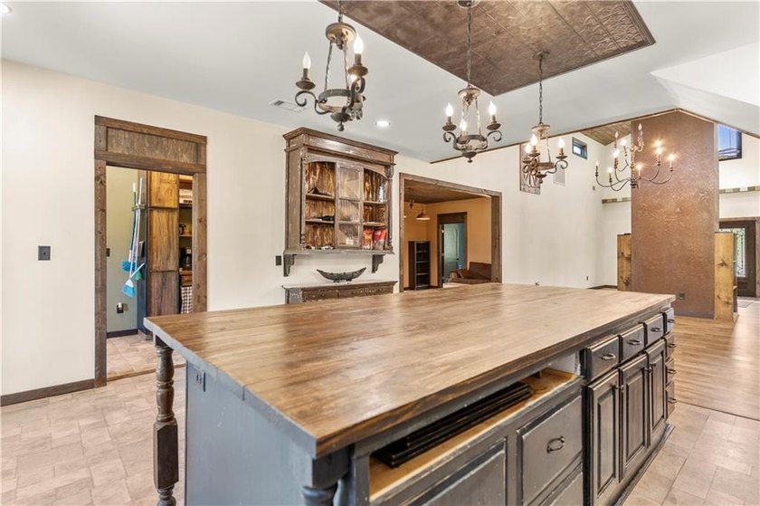 Modern barndominium on 10.28+/- private, wooded acres with TWO - photo 31