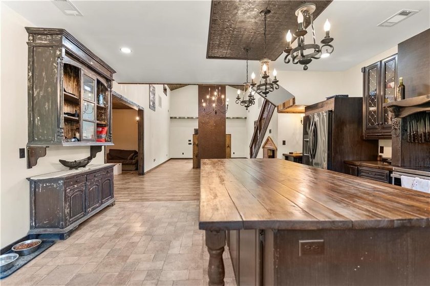 Modern barndominium on 10.28+/- private, wooded acres with TWO - photo 34