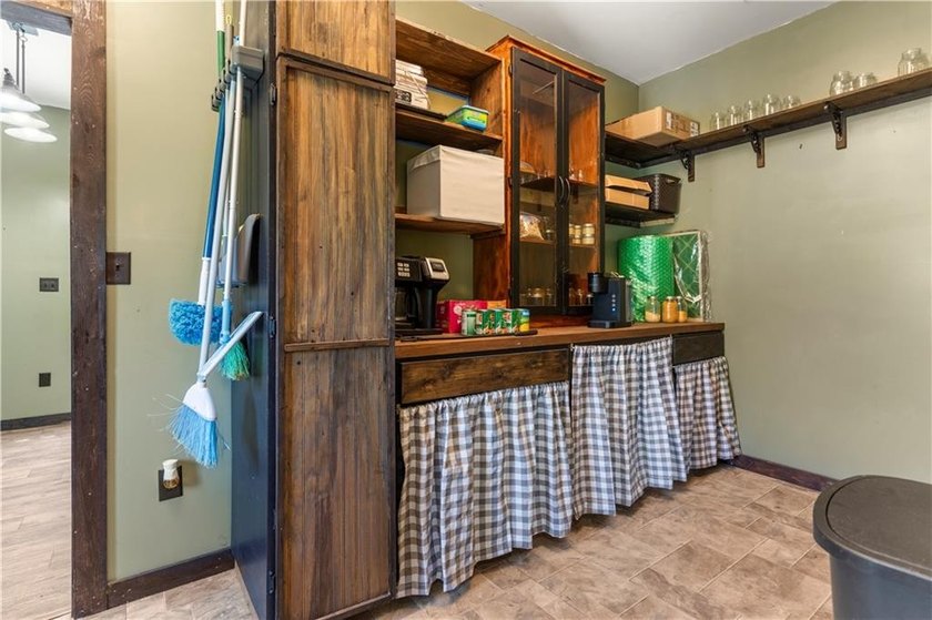 Modern barndominium on 10.28+/- private, wooded acres with TWO - photo 35