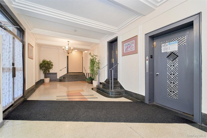 Come see this lovely Villiage Flair apartment, filled with light - photo 4