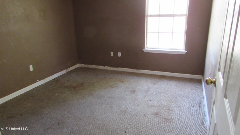 3bdrm 1.5 bath, No outside a/c condenser Outside storage shed - photo 14