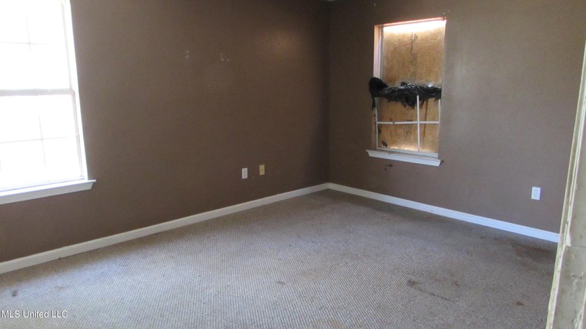 3bdrm 1.5 bath, No outside a/c condenser Outside storage shed - photo 15