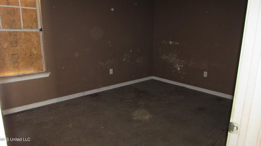 3bdrm 1.5 bath, No outside a/c condenser Outside storage shed - photo 16