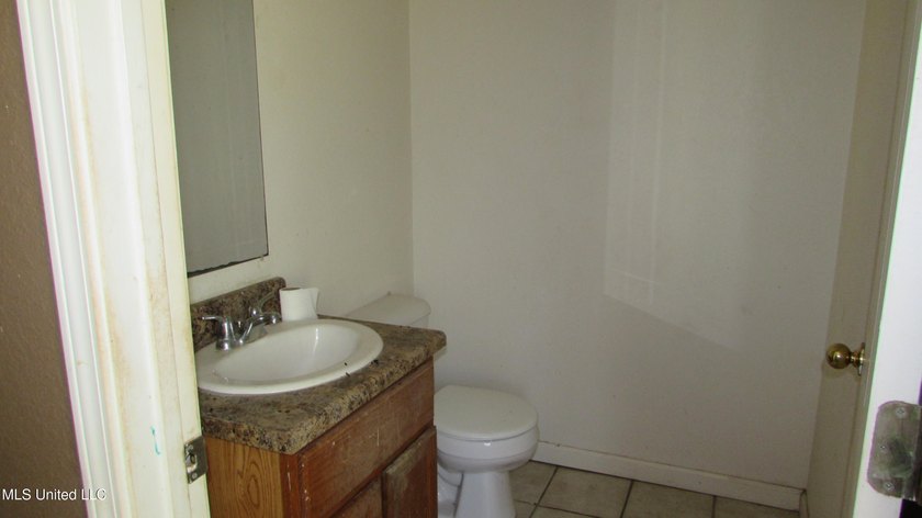 3bdrm 1.5 bath, No outside a/c condenser Outside storage shed - photo 18