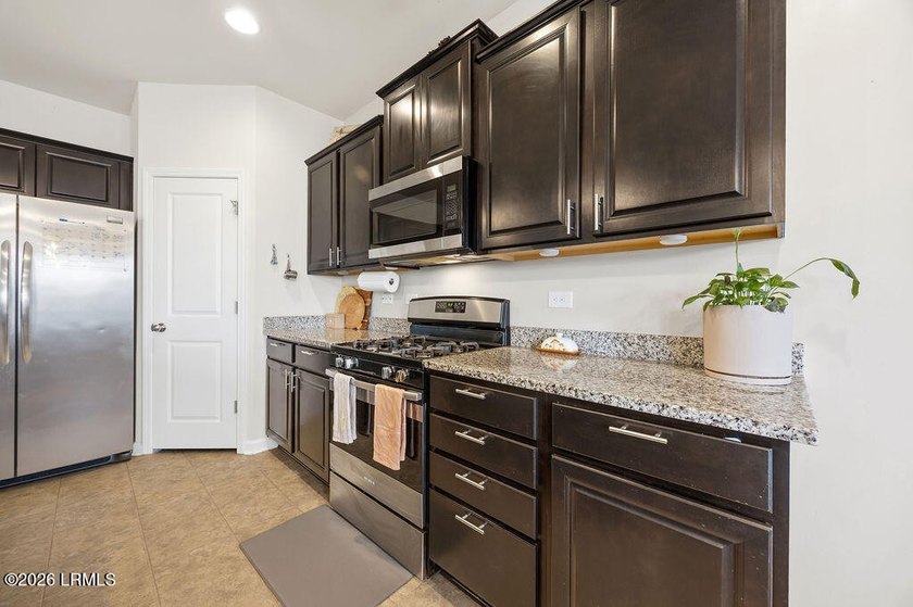 Welcome to this spacious 3-bedroom, 2.5-bath home with a 2-car - photo 22